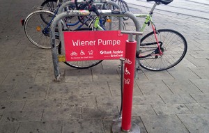Mit der Wiener Pumpe Fahrrad Reifen aufpumpen